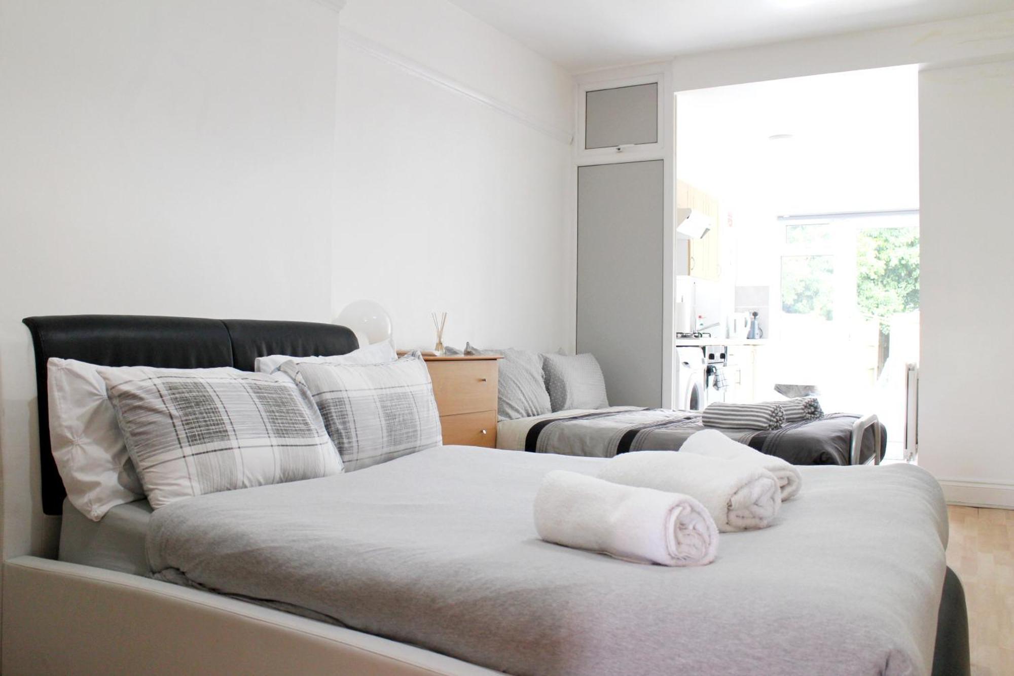 Large Studio Garden Flat On Golders Green Road London Eksteriør bilde