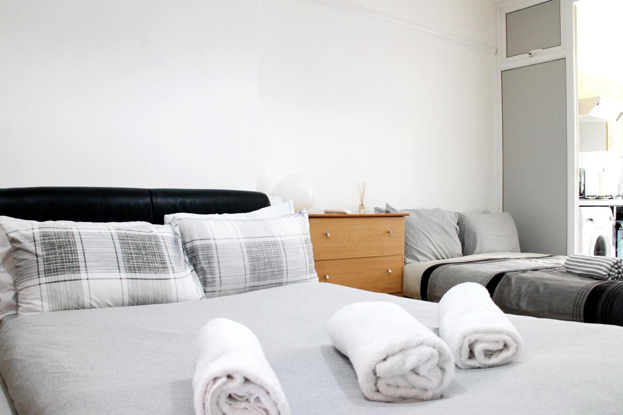 Large Studio Garden Flat On Golders Green Road London Eksteriør bilde