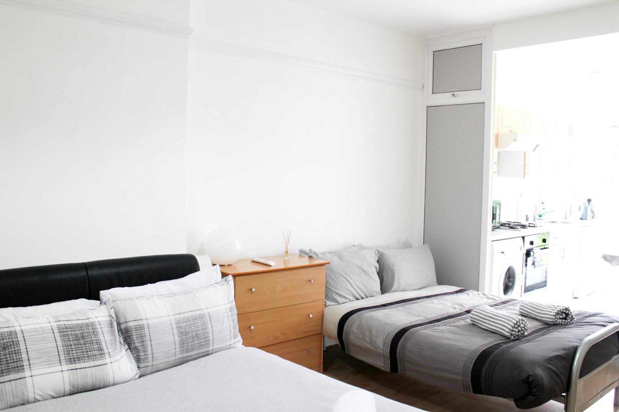 Large Studio Garden Flat On Golders Green Road London Eksteriør bilde